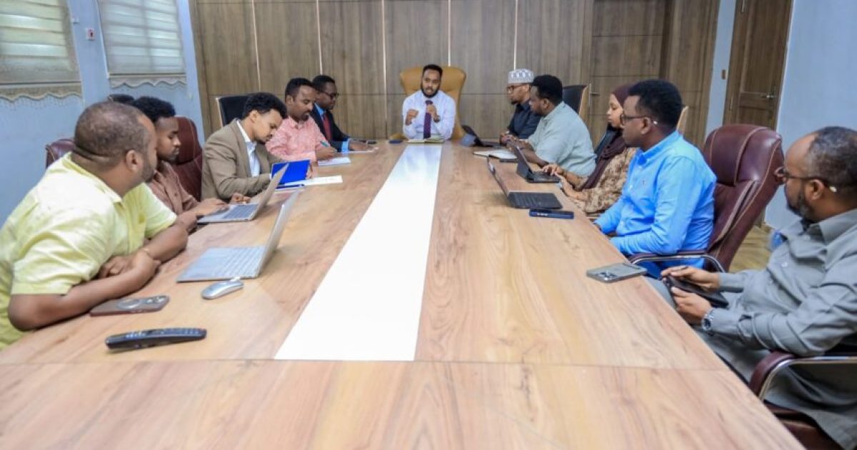 Agaasimaha Wasaaradda Arrimaha Gudaha oo shir guddoomiyay kulan muhiim ah