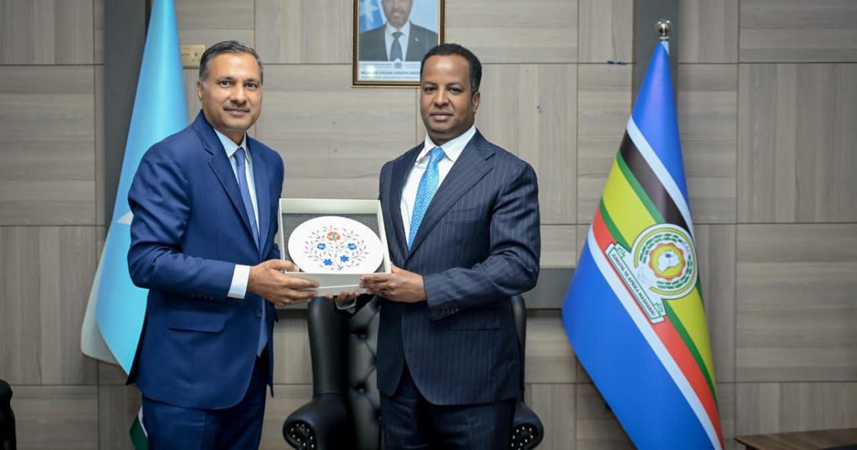 Wasiirka Arrimaha Dibadda XFS oo Safiirka Hindiya ka guddoomay nuqul ka mid ah warqadda Danjirenimo