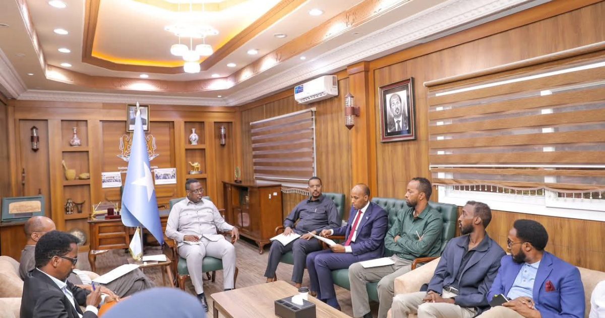 Wasiirka Caddaaladda XFS oo guddoomiyay kulanka dib u eegista howlaha Wasaaradda