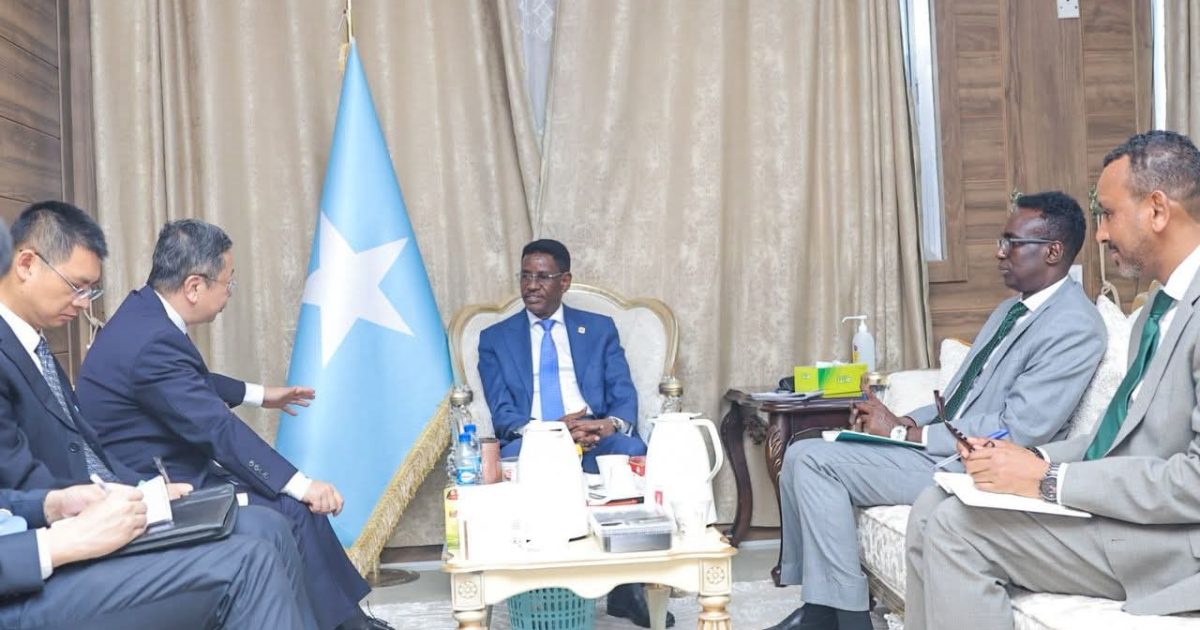 Wasiirka Amniga Gudaha XFS oo qaabilay Safiirka Shiinaha ee Soomaaliya