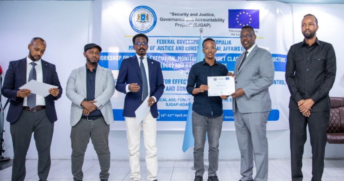 Wasiirka cadaaladda oo tababar u soo xiray hawlwadeeno ka tirsan Wasaaradda