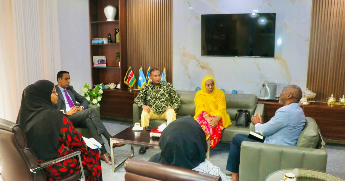 Wasaaradda howlaha Guud XFS oo dadaal ugu jirto sidii barakacayaasha guryo loogu dhisi lahaa