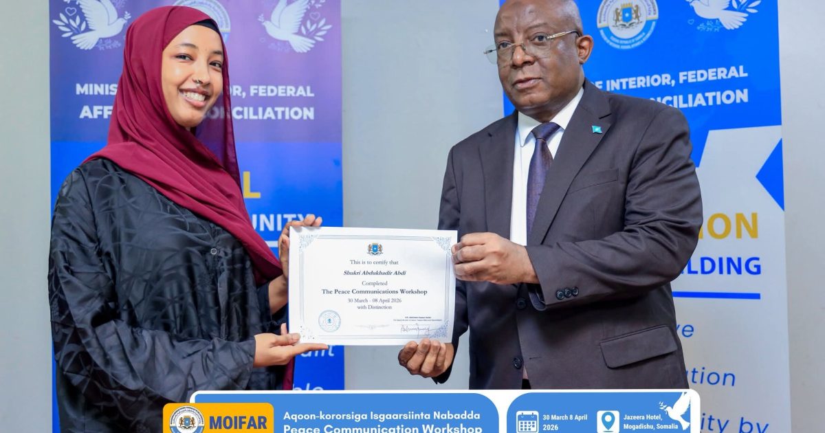 Wasiirka Warfaafinta XFS oo shahaadooyin guddoonsiiyey  ka qaybgalayaasha Aqoon-kororsiga Warbaahinta Nabadda