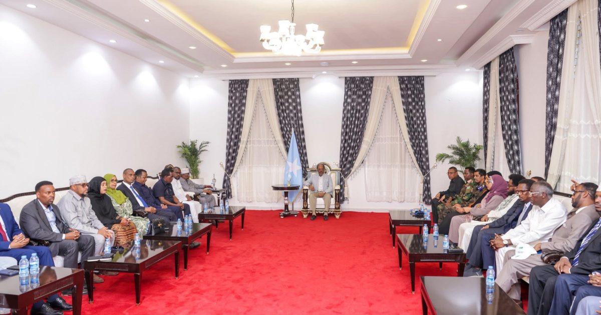 Madaxweyne Xasan Sheekh oo kulamo ka wada magaalada Baydhaba