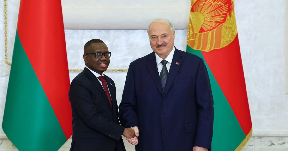 Safiirka Aan Joogtada Ahayn ee Soomaaliya oo waraaqihii aqoonsiga safiirnimo u gudbiyay madaxweynaha dalka Belarus