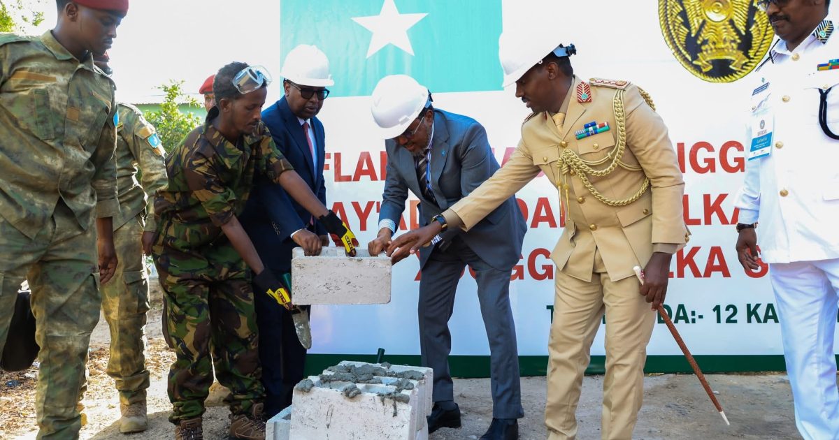 Madaxweyne Xasan Sheekh oo dhagax dhigay dhismaha xarunta hay’adda daryeelka agoonta Ciidanka Xoogga Dalka Soomaaliyeed