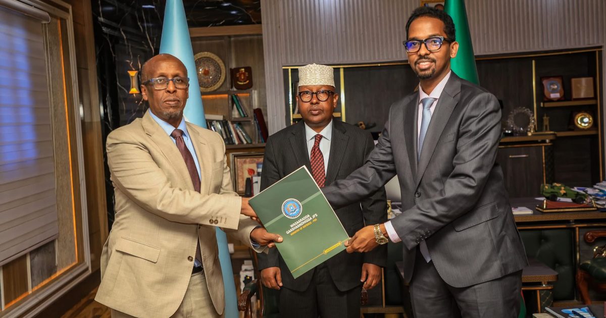 Wasiirka Gaashaandhigga oo xilka u kala wareejiyey Xoghayaha cusub ee Wasaaradda midkii hore