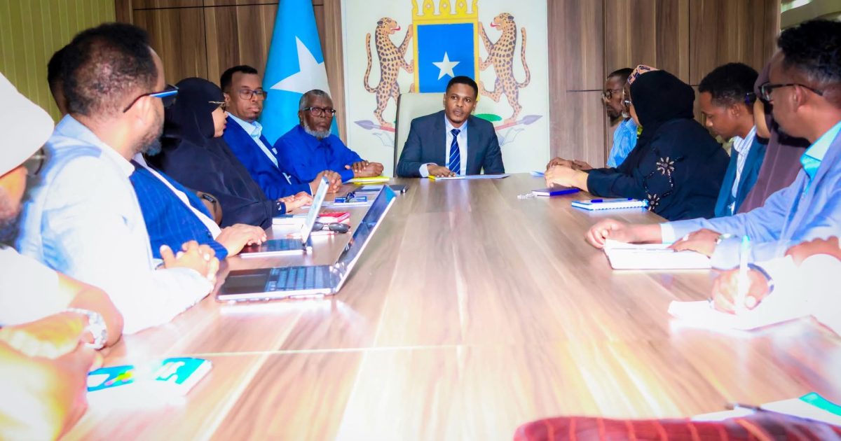 Wasiirka Warfaafinta XFS oo kulankii ugu horeeyay la-qaatay Agaasimayaasha, Maareeyayaasha iyo Lataliyayaasha Wasaaradda