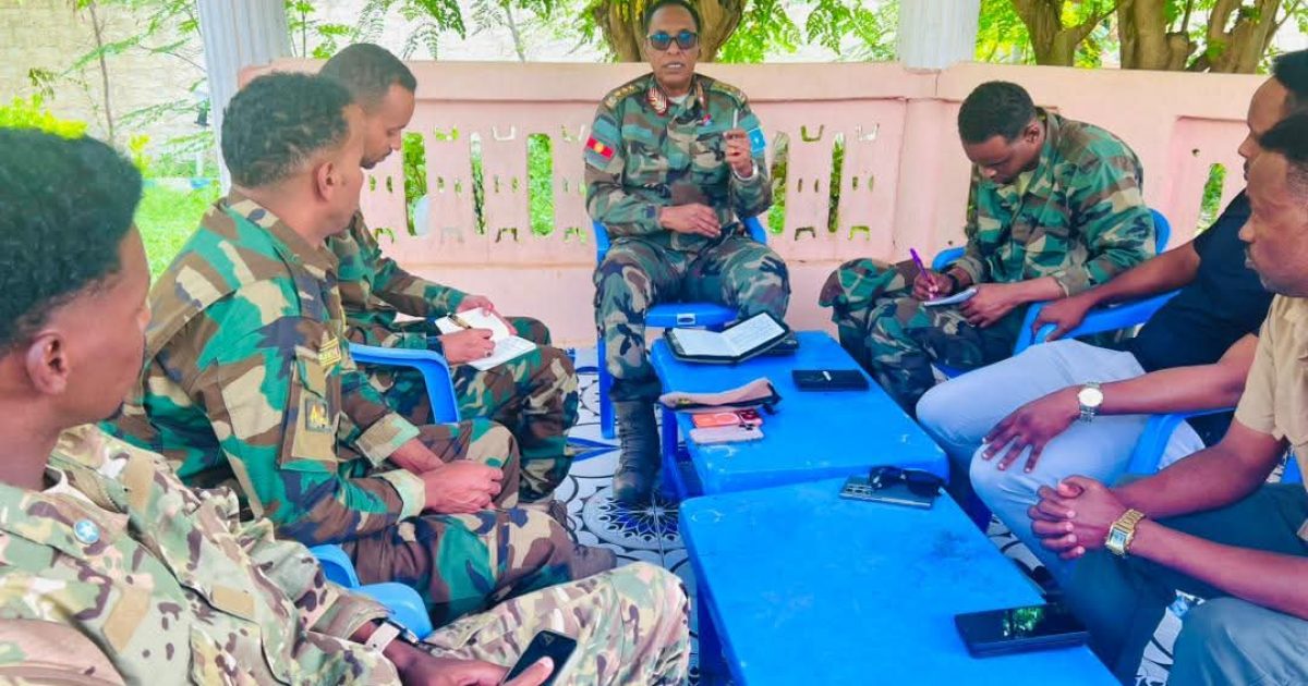 Taliye Ku-xigeenka Ciidanka Dhulka XDS oo guddoomiyay kulan amniga looga hadlayey