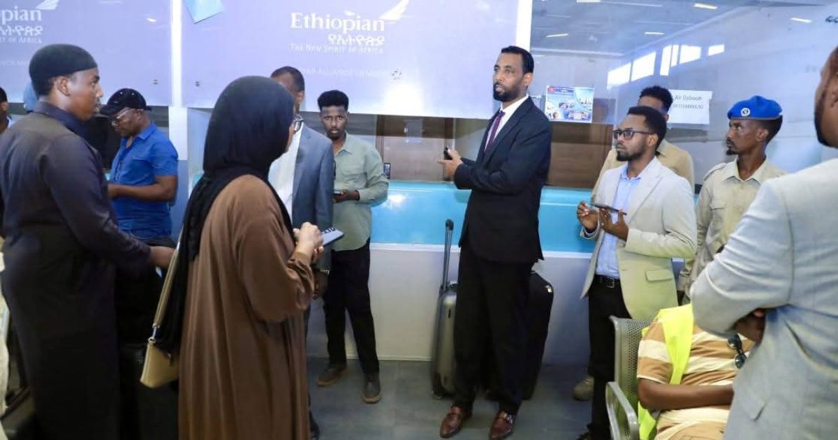 Wasiirka Gaadiidka XFS oo digniin u diray shirkadaha diyaaradaha