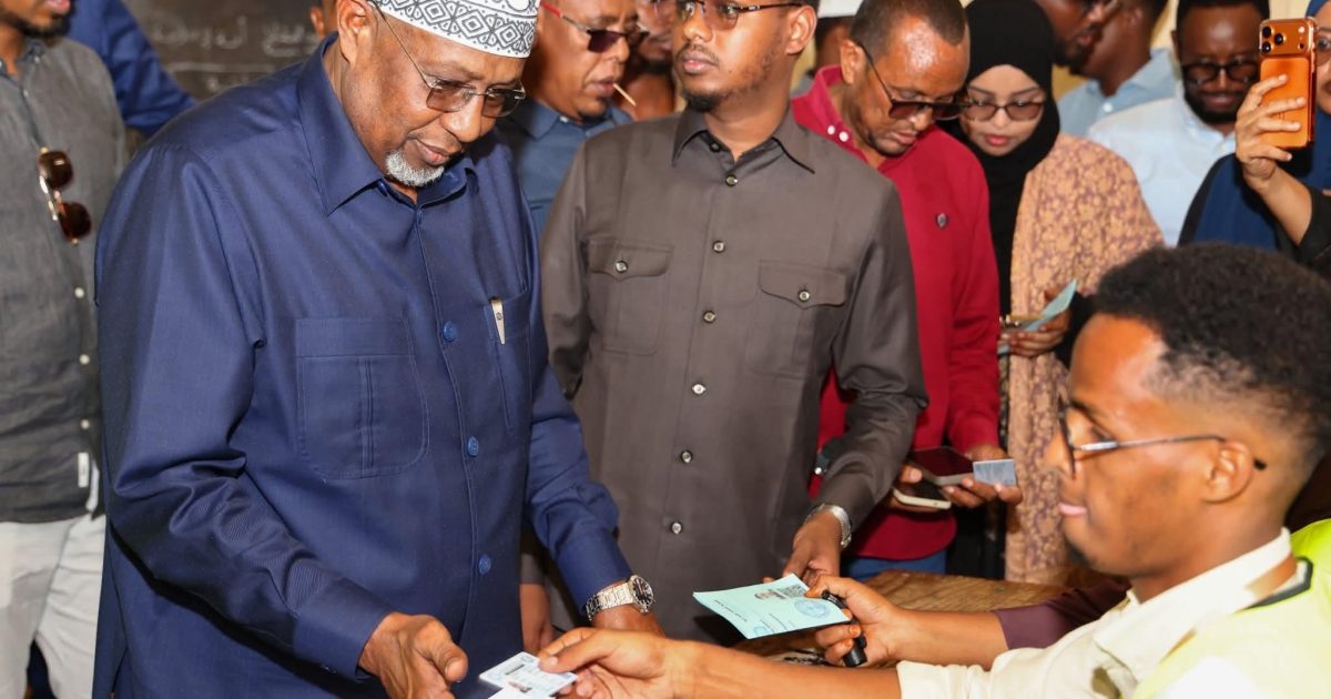 Musharrax Aadan Madoobe iyo mas’uuliyiin kale oo ka codeeyay Baydhaba