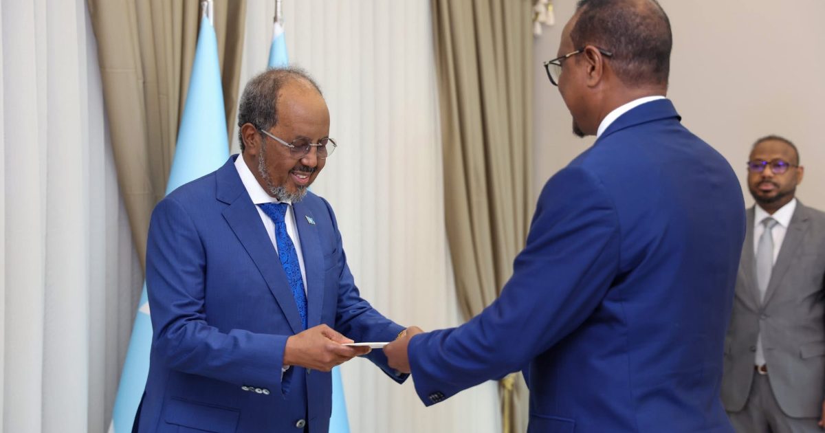 Madaxweyne Xasan Sheekh oo waraaqaha aqoonsiga danjirenimo ka guddoomay Safiirka dalka Jabuuti