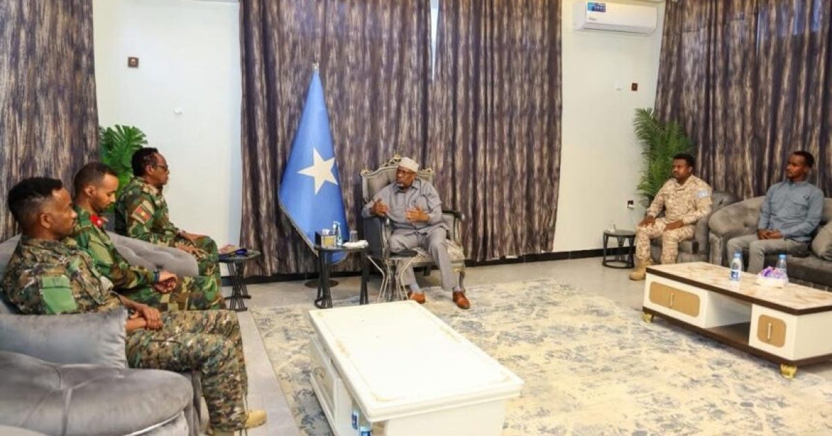 Guddoomiye Aadan Madoobe oo la kulmay qaar kamid ah Saraakiisha Ciidamada Xooga Dalka
