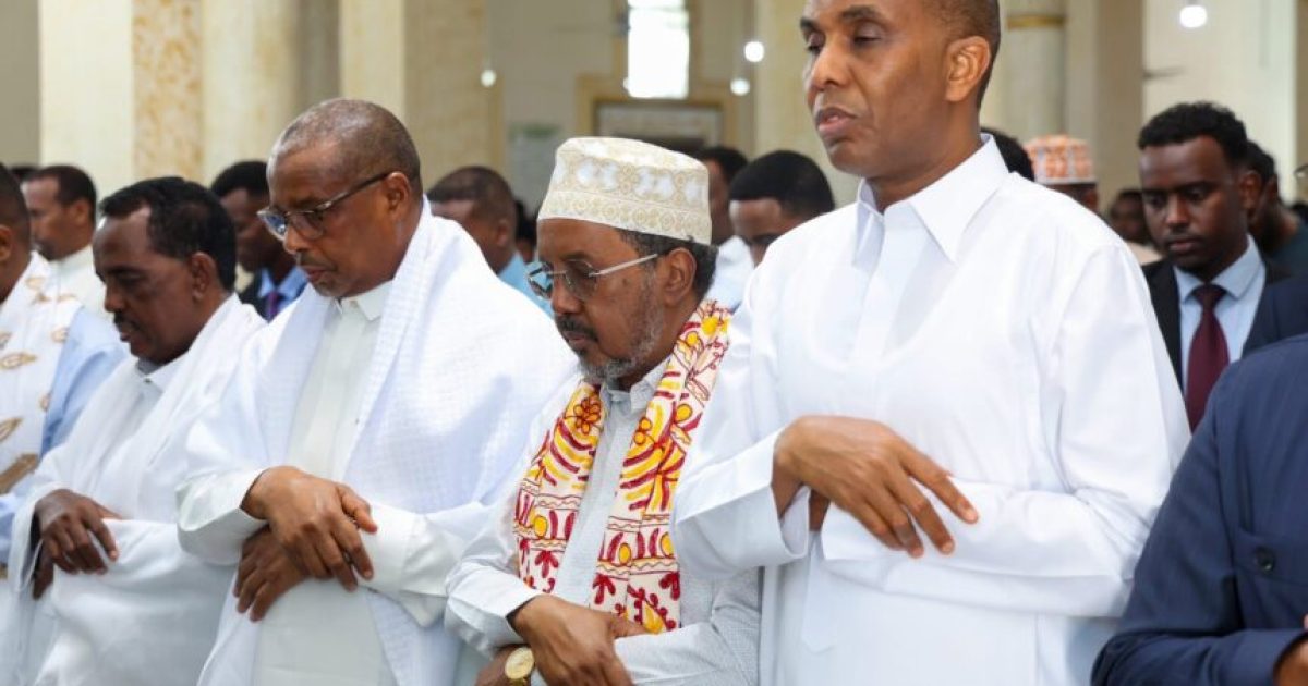 Madaxweyne Xasan Sheekh oo boqolaal shacab ah la oogay saaladda Ciidda Carafo