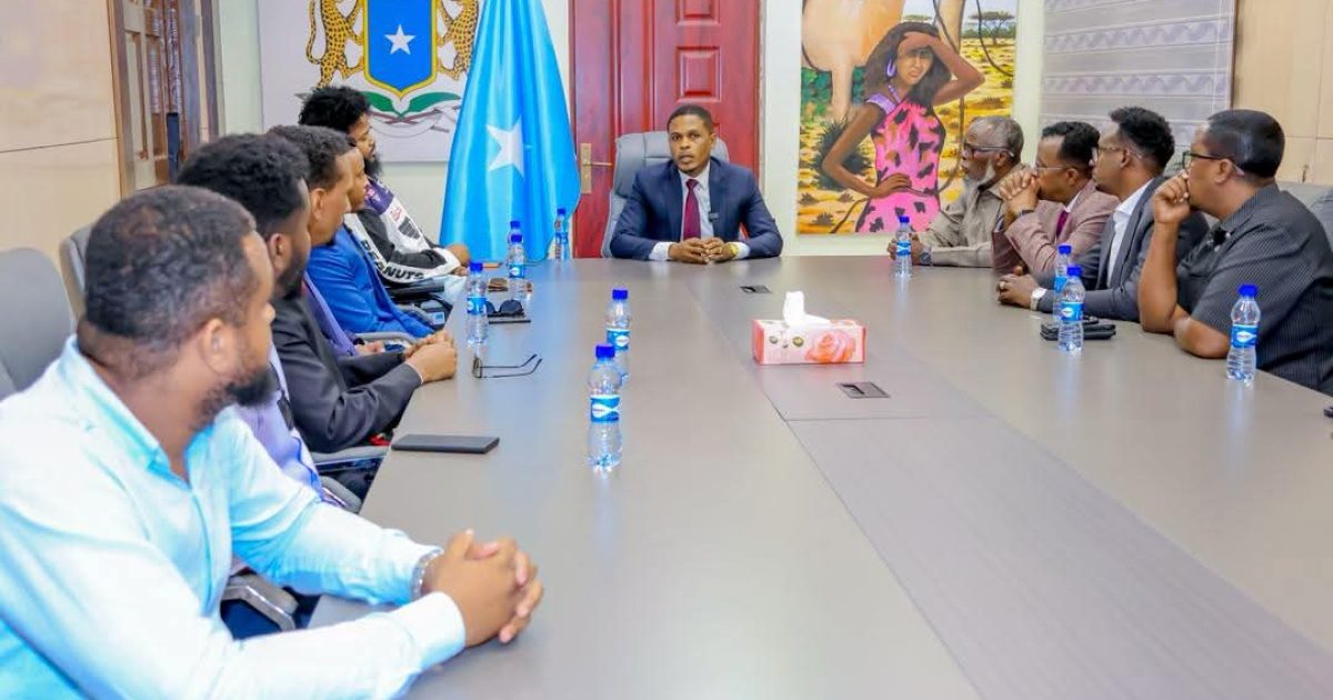 Wasiirka Warfaafinta XFS oo qaabilay Fanaaniin iyo Asad Hagio