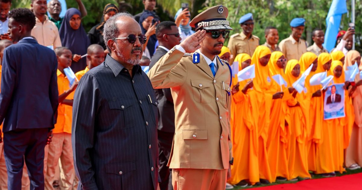 Madaxweyne Xasan Sheekh oo Ubax Dhigay Taalada Dhagax-tuur