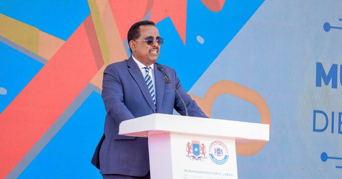 Wasiir Cali Xoosh “34 sano kadib dib ayaan gacanteena kusoo celinay Wasaaradda”. 