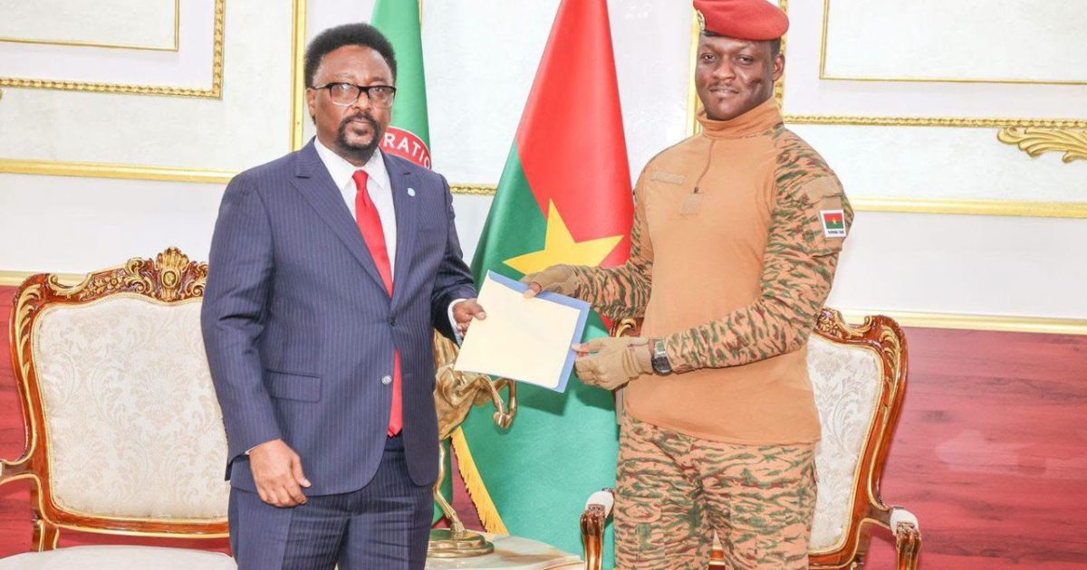 Madaxweynaha Burkina Faso, oo warqadaha aqoonsiga Danjirenimo ka guddoomay Safiirka Soomaaliya