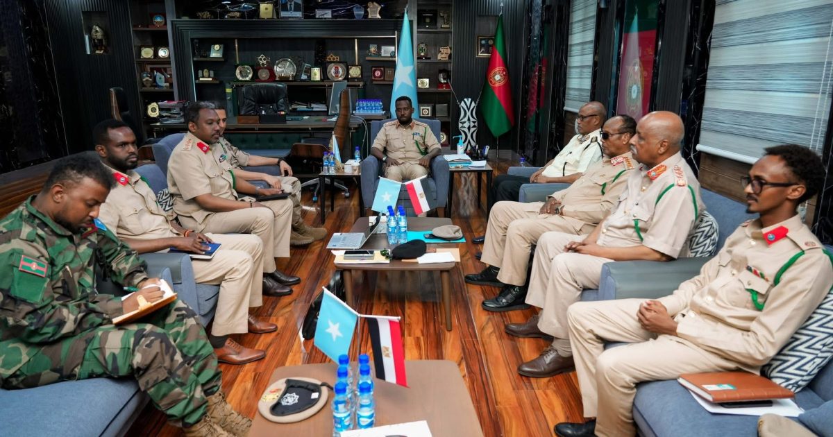 Taliyaha Ciidanka XDS oo kulan la qaatay u qaybsanaha arrimaha difaaca ee Safaaradda Masar ee Soomaaliya