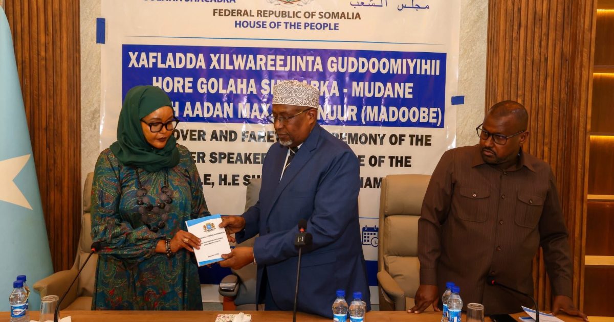 Guddoomiyihii hore ee Golaha Shacabka oo xilka ku wareejiyay sii-hayaha xilka Guddoomiyaha Golaha Shacabka