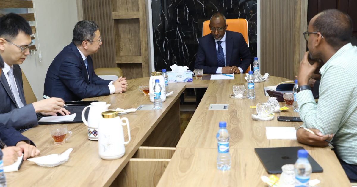 Wasiirka Waxbarashada XFS oo qaabilay Safiirka Shiinaha u fadhiya Soomaaliya