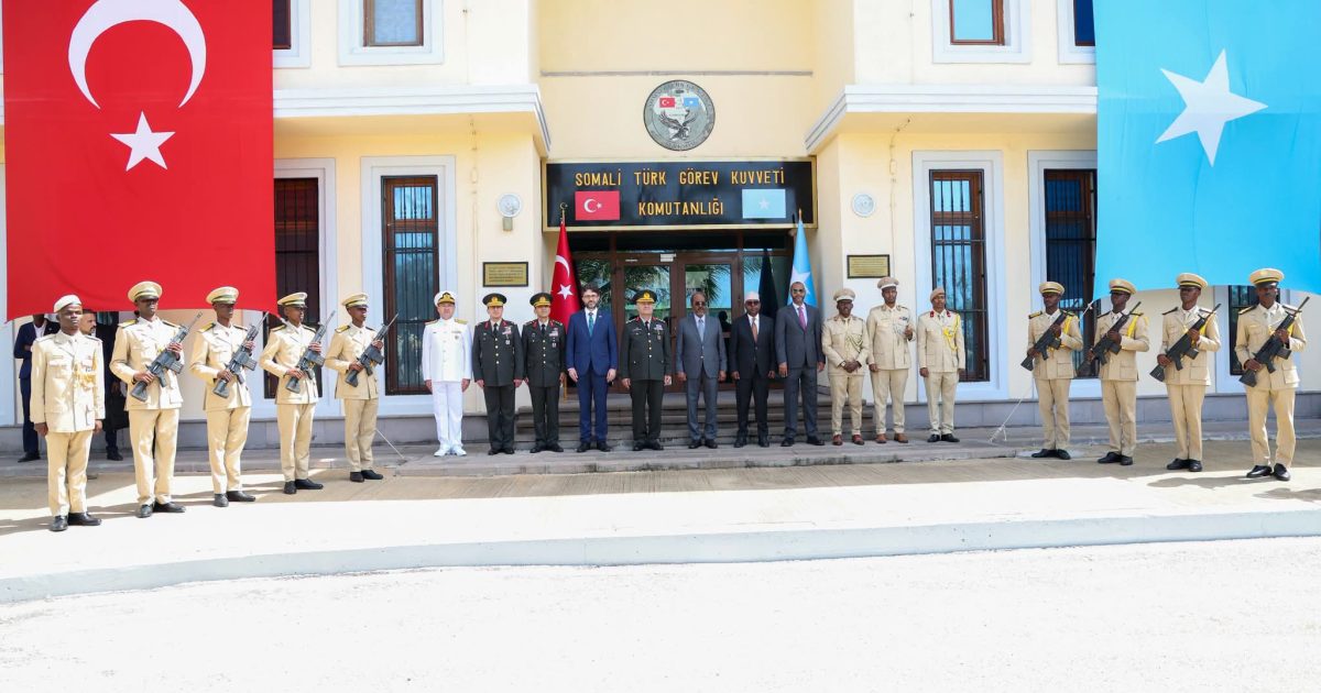 Madaxweynaha JFS oo tababar u soo xiray Saraakiil iyo saraakiil xigeenno ka qalin-jabiyay dugsiga TURKSOM 