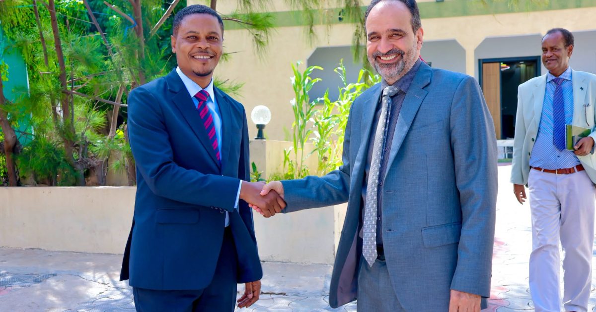 Wasiirka Warfaafinta XFS oo booqasho ku tagay Safaaradda Ururka Jaamacadda Carabta ee Soomaaliya