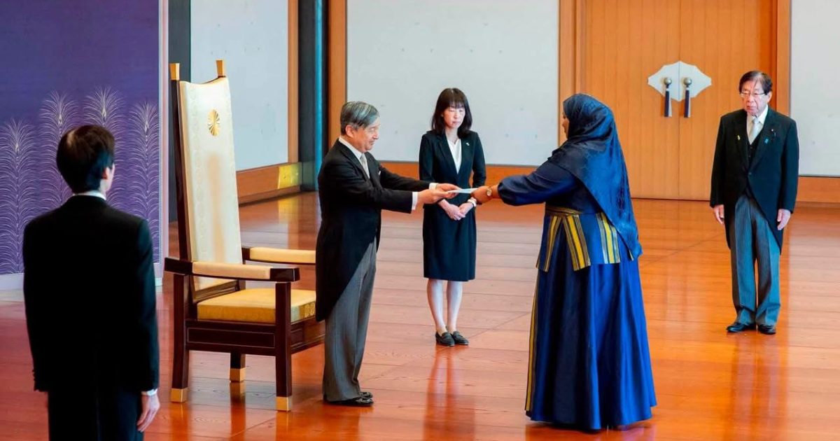 Danjire Hodan oo waraaqaha aqoonsiga Danjirenimo u gudbisay Boqorka Japan 