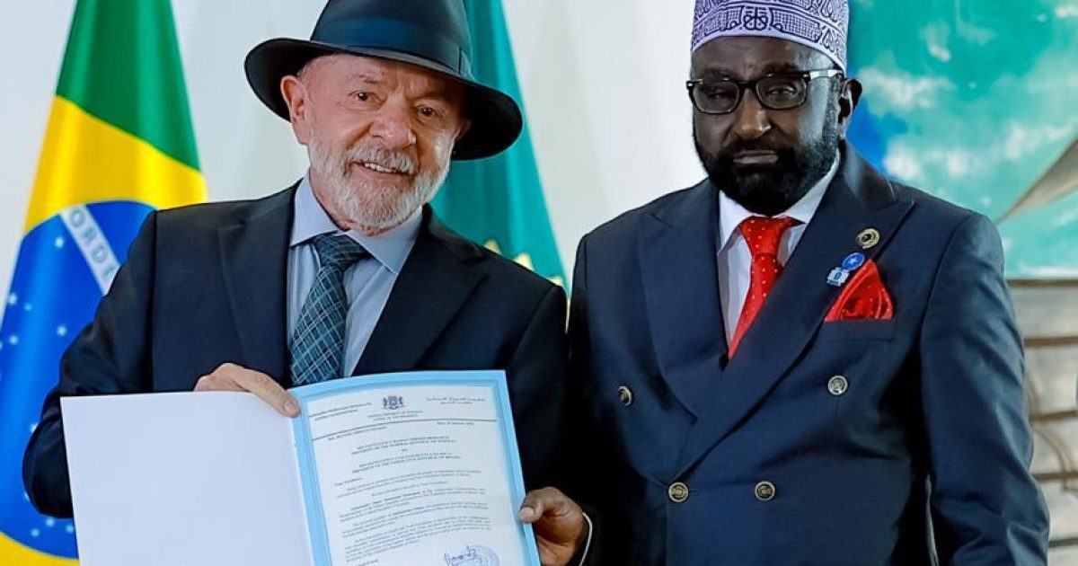 Safiirka Soomaaliya ee Dalka Brazil oo Madaxweynaha Brazil u gudbiyay Warqadaha Aqoonsiga