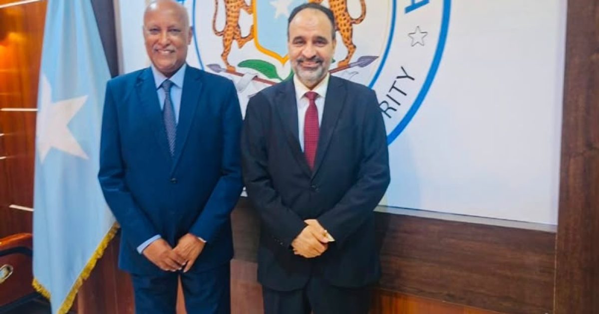 La-Taliyaha Amniga Qaranka oo xafiiskiisa ku qaabilay Danjiraha Jaamacadda Carabta