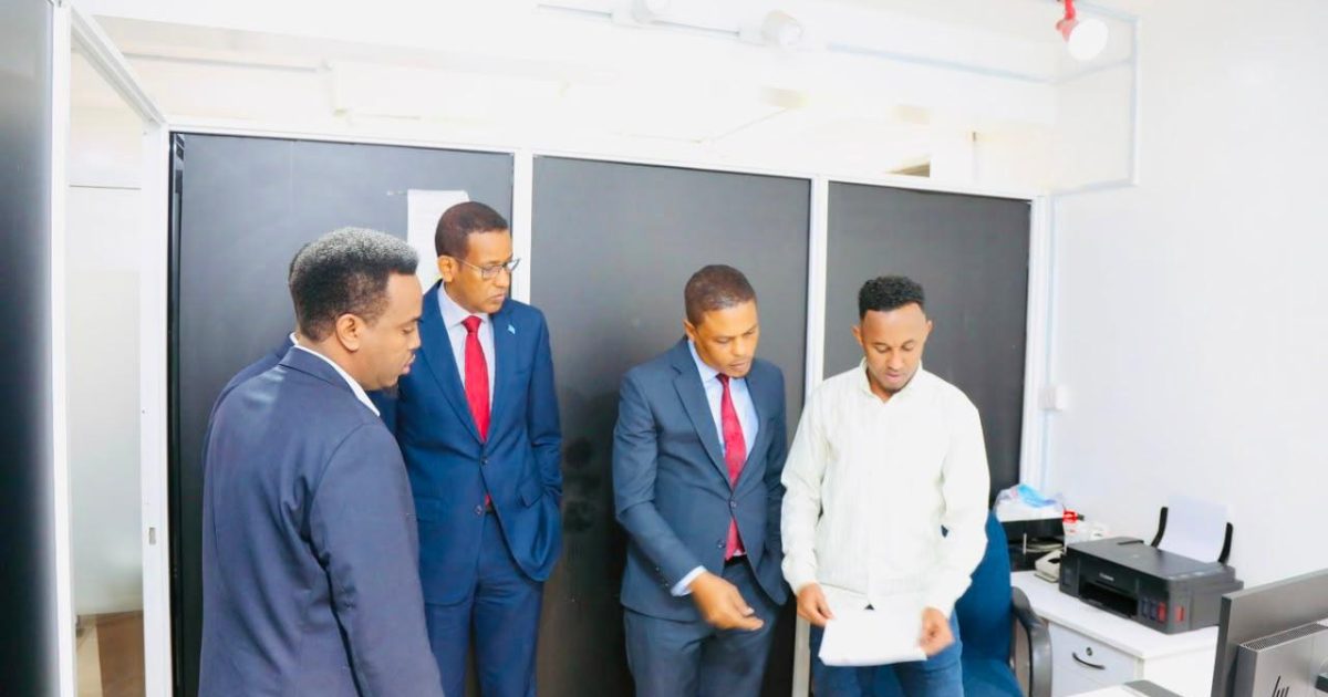 Wasiirka Warfaafinta, Dhaqanka iyo Dalxiiska XFS oo Booqday Safaaradda Soomaaliya ee Dalka Kenya