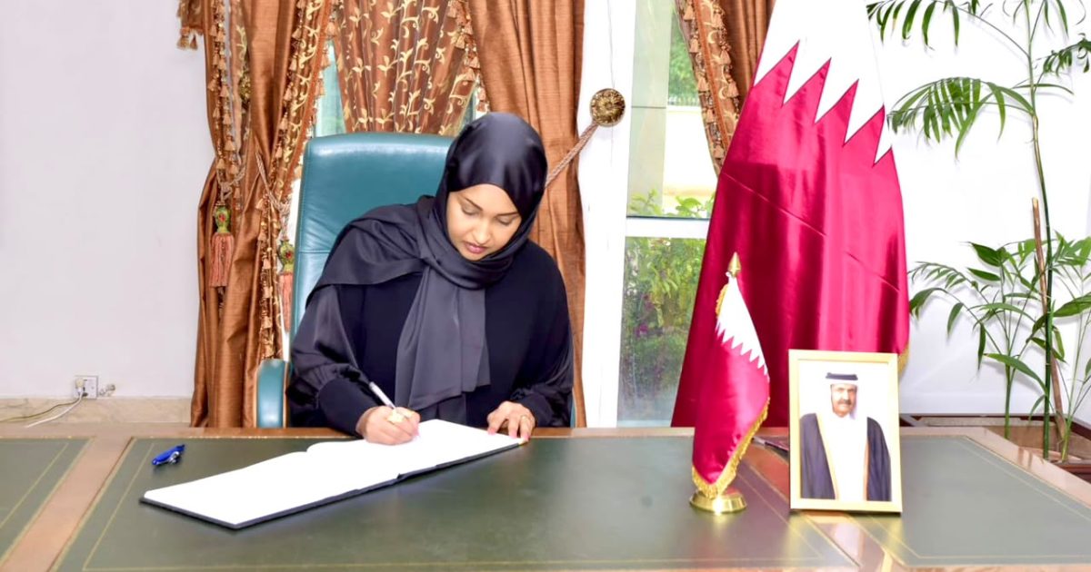 Wasiirka Qoyska XFS oo saxiixday buugga tacsida ee Amiirkii hore ee Qatar
