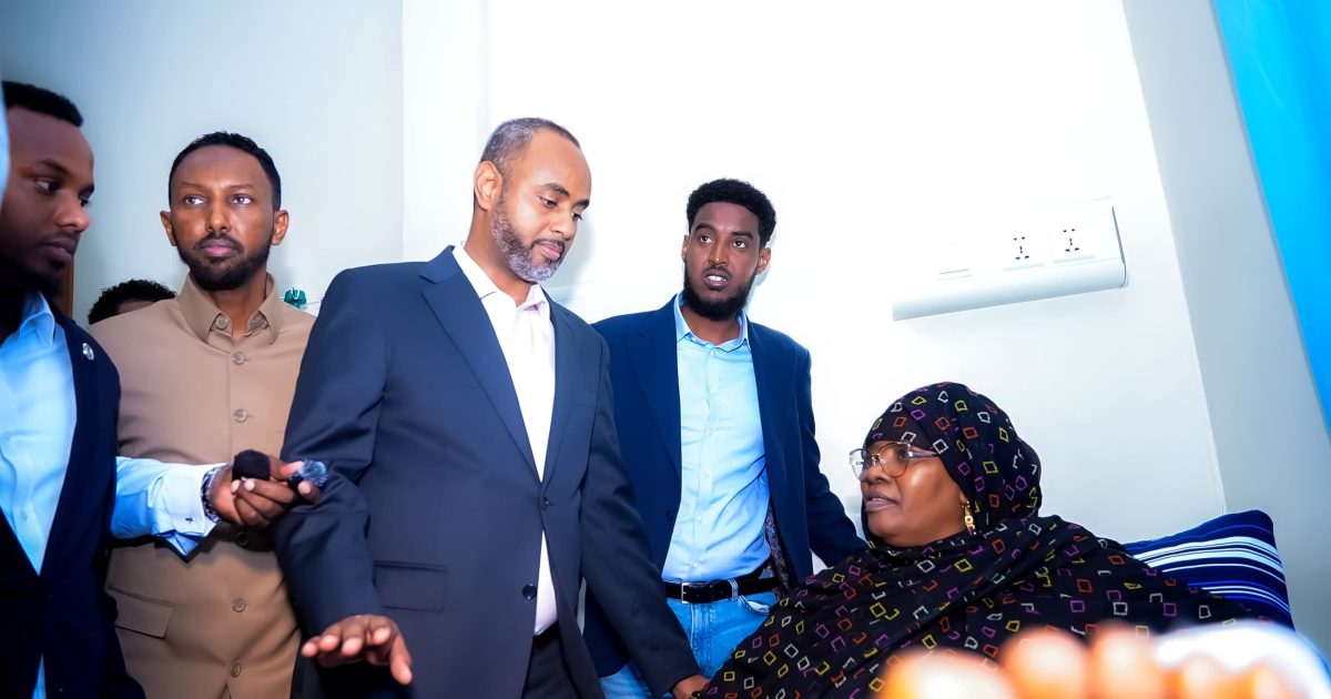 Wasiirka Dekadaha XFS oo Xildhibaan Dahabo Suusoow ku booqday Isbitaalka