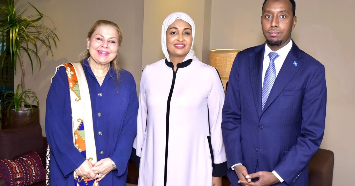 Wasiirka Wasaaradda Qoyska iyo Horumarinta Xuquuqul Insaanka oo kulan la qaadatay Guddoomiyaha Guddiga Xuquuqul Insaanka ee Pakistan