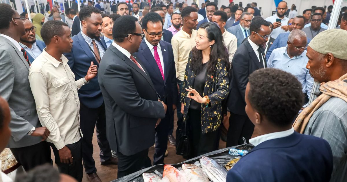 Soomaaliya iyo Shiinaha oo bilaabay Madasha Ganacsiga ee Muqdisho(MAQAAL)