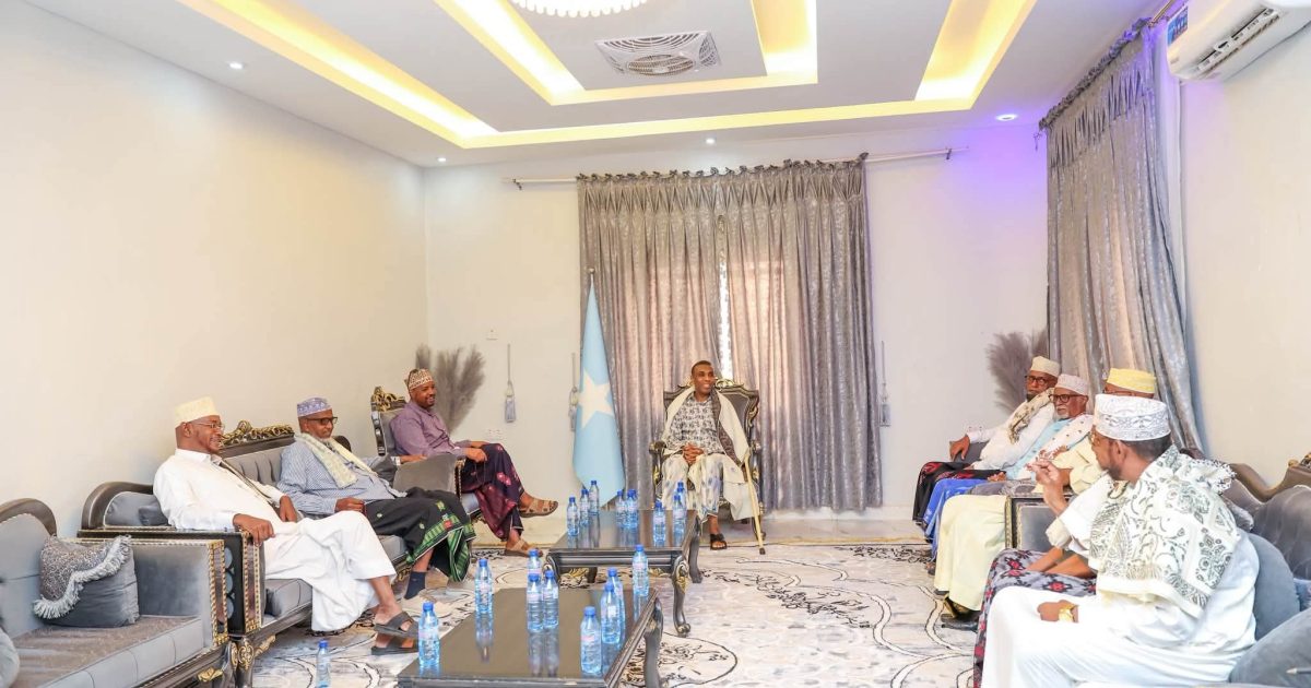 Ra’iisul Wasaare Xamsa oo Laascaanood kula Kulmay Isimmada Dhaqanka Waqooyi Bari