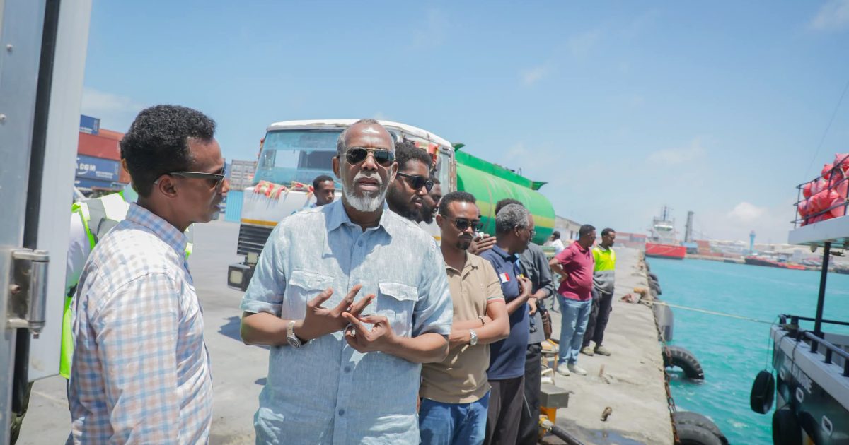 Maareeyaha Guud ee Dekedda Muqdisho oo soo dhaweeyay Kalluumeysato dhoofiya Kalluunka
