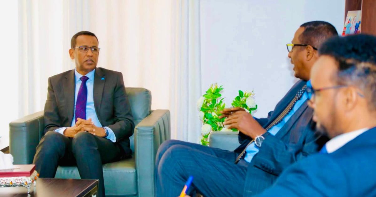 Guddoomiyaha Jaamacadda Muqdisho oo booqday Safaaradda Soomaaliya ee Kenya