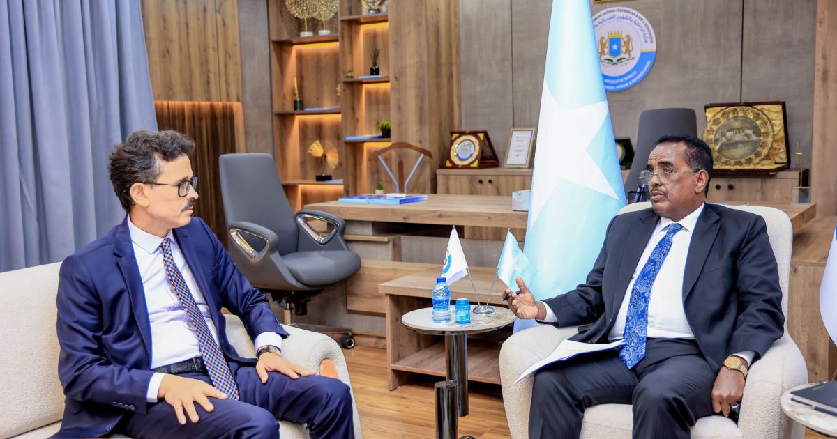 Wasiirka Arrimaha Gudaha XFS oo qaabilay Safiirka Algeria ee Soomaaliya