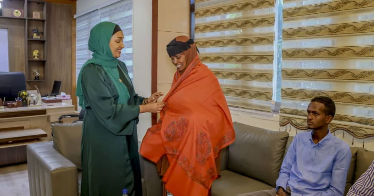 Wasiir Khadiija Al-Makhzoumi oo shaqo siisay Hooyo Safiyo Macalin Cabdulle Cumar