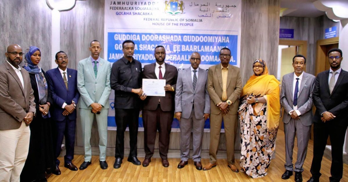 Guddiga Doorashada Guddoomiyaha Golaha Shacabka oo shahaadada musharraxnimada guddoonsiiyay qaar ka mid ah musharraxiinta