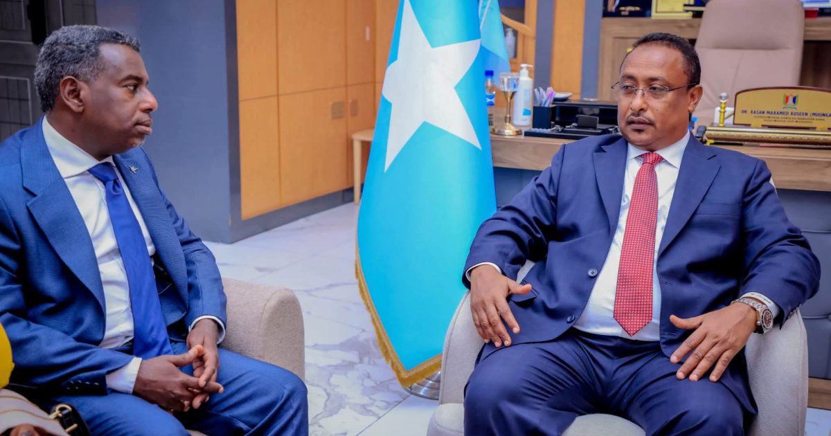 Guddoomiye Muungaab oo xafiiskiisa ku qaabilay Duqa magaalada Bristol ee dalka Ingiriiska