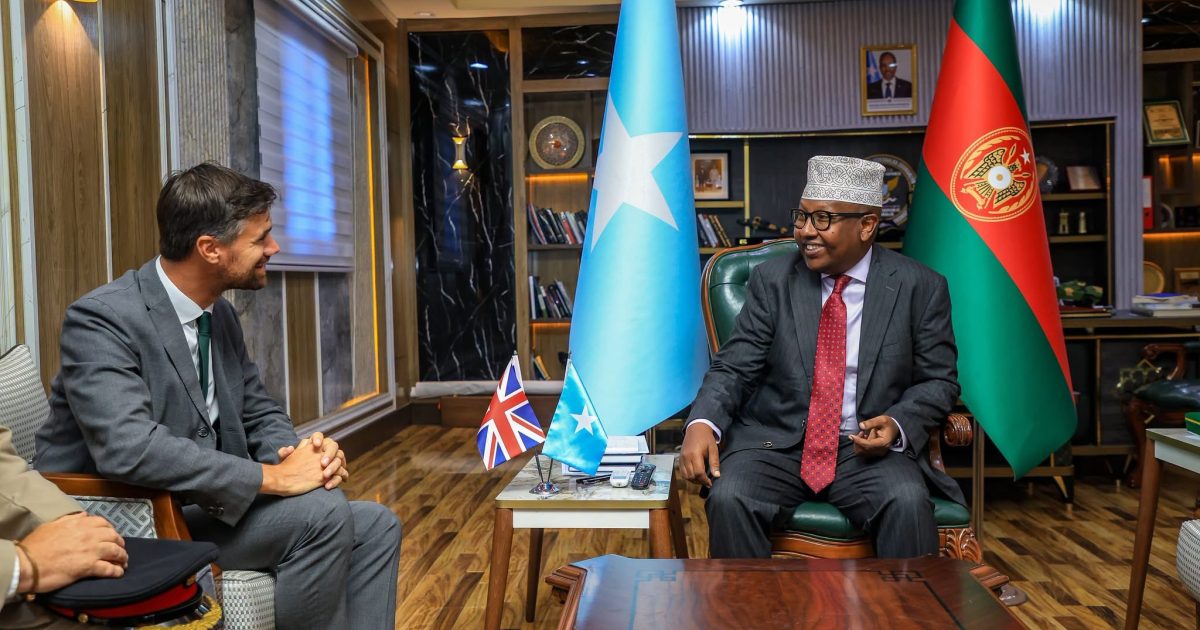 Wasiirka Gaashaandhigga oo xafiiskiisa ku qaabilay Safiirka Boqortooyada Ingiriiska