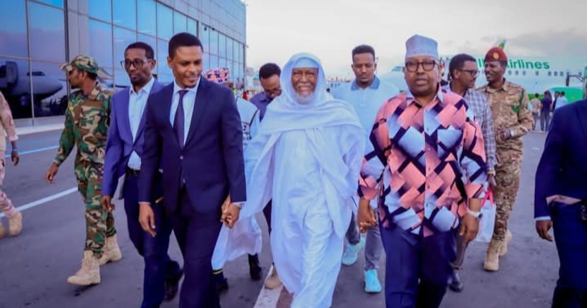 Sheekh Cabdullaahi Zulfa oo si diiran loogu soo dhaweeyay Muqdisho