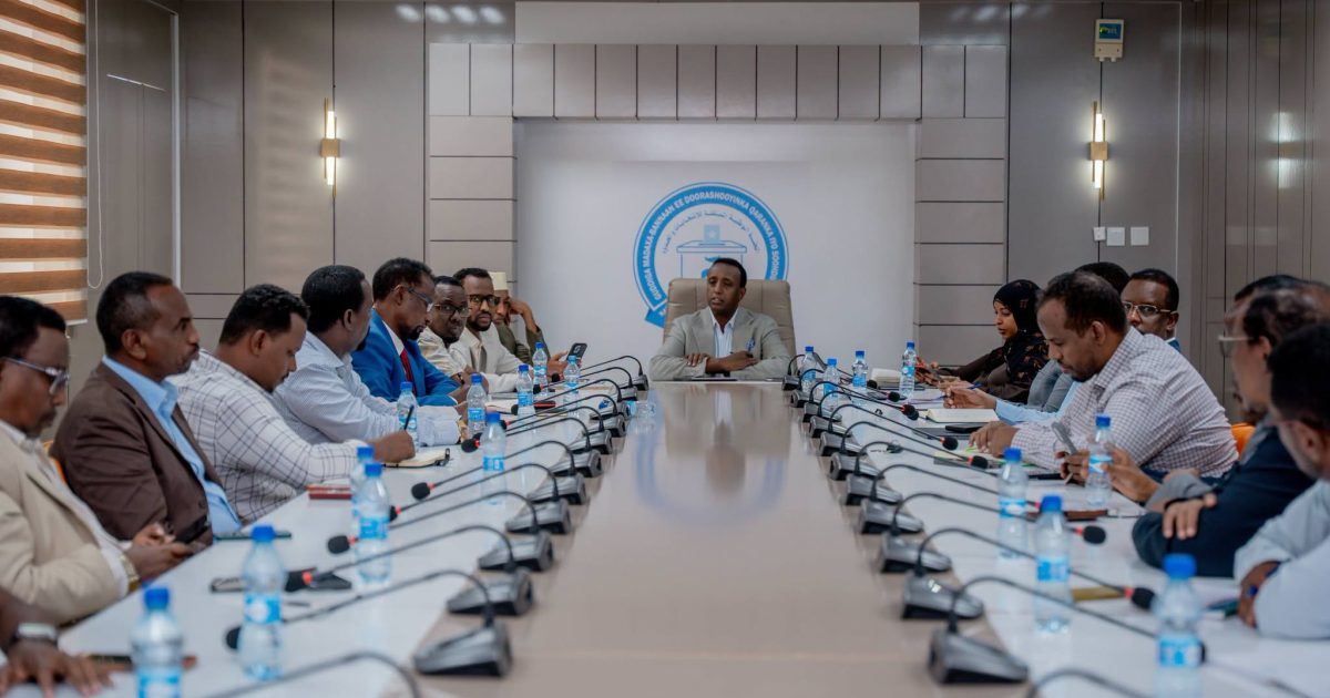 Guddiga Madaxa-bannaan ee Doorashooyinka Qaranka oo kulan wada-tashi ah la yeeshay Ururrada Siyaasadda