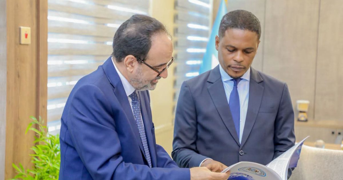 Wasiirka  Warfaafinta XFS oo qaabilay Safiirka Jaamacadda Carabta ee Soomaaliya