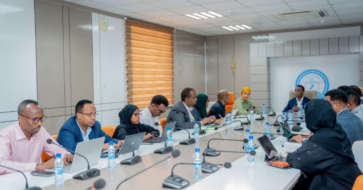 Wasiirka Qoyska XFS & Guddoomiyaha Guddiga Madaxa-bannaan ee Doorashooyinka oo isku raacay wada-shaqeynta labada dhinac