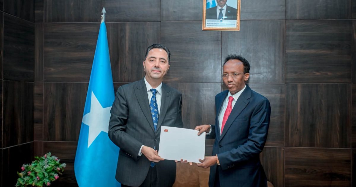 Wasiir Ku-xigeenka Arrimaha Dibadda oo Guddoomay Nuqul Ka mid ah Warqadaha Aqoonsiga Safiirka Cusub Turkiya ee Soomaaliya