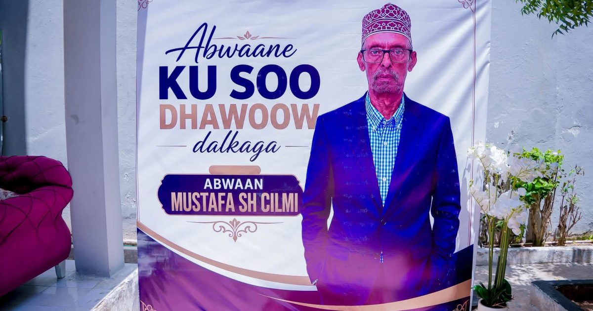 Wasiirka Warfaafinta oo soo dhaweyn hoygiisa ugu sameeyay Abwaan Mustafa Sheekh Cilmi oo dalka dib ugu soo laabtay