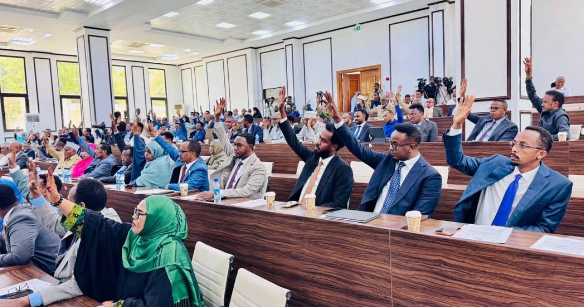 Mudaneyaasha Golaha Shacabka oo buuxiyay boosas banaanaa